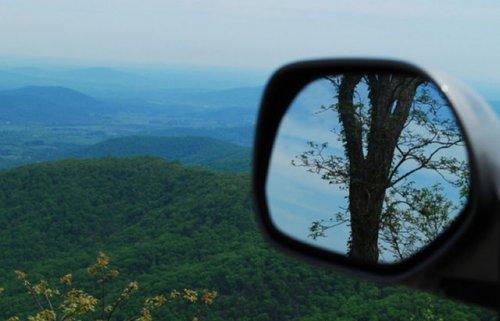Otomobil aynasına yansıyan manzaralar
