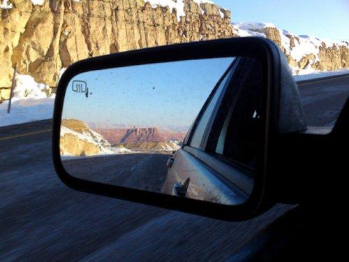 Otomobil aynasına yansıyan manzaralar