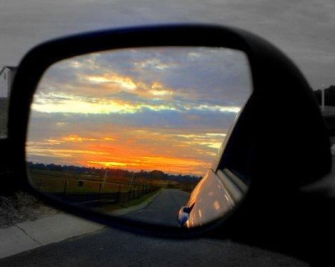 Otomobil aynasına yansıyan manzaralar