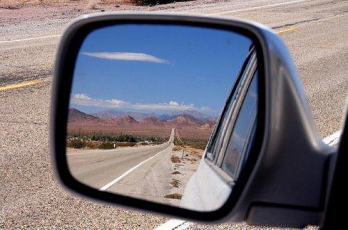 Otomobil aynasına yansıyan manzaralar