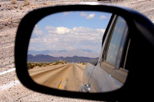 Otomobil aynasına yansıyan manzaralar