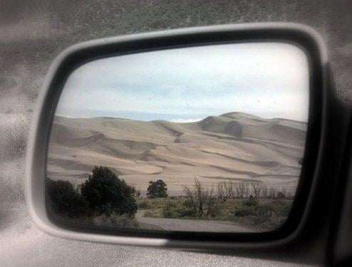 Otomobil aynasına yansıyan manzaralar