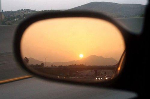 Otomobil aynasına yansıyan manzaralar