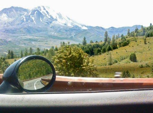 Otomobil aynasına yansıyan manzaralar