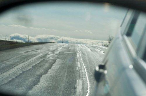 Otomobil aynasına yansıyan manzaralar