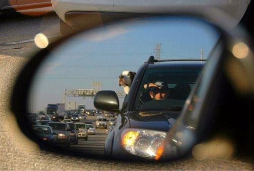 Otomobil aynasına yansıyan manzaralar