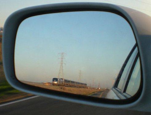 Otomobil aynasına yansıyan manzaralar