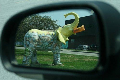 Otomobil aynasına yansıyan manzaralar