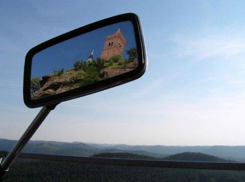 Otomobil aynasına yansıyan manzaralar