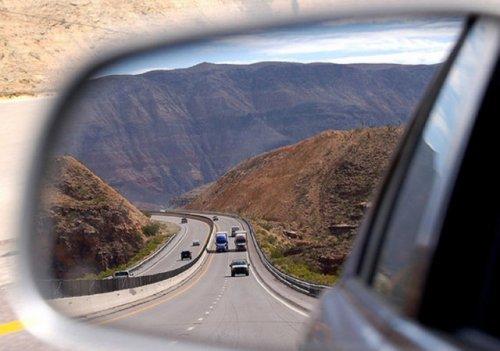 Otomobil aynasına yansıyan manzaralar