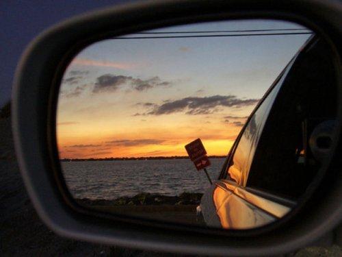 Otomobil aynasına yansıyan manzaralar