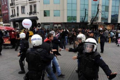 Taksim'deki anma töreninde gerginlik  - Resim 19