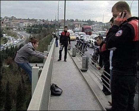 Köprü’den atladı branda ile kurtuldu - Resim 1