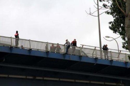 Köprü’den atladı branda ile kurtuldu - Resim 11
