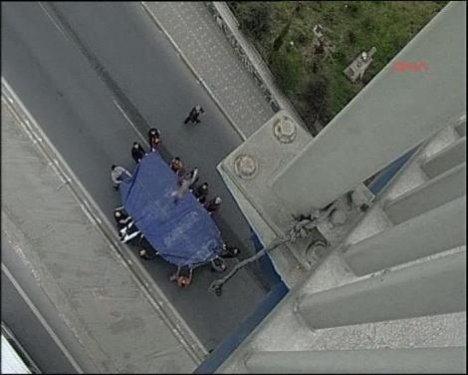 Köprü’den atladı branda ile kurtuldu - Resim 3