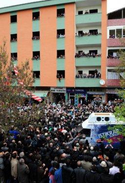 Başbakan Cuma çıkışı balkona çıktı - Resim 6