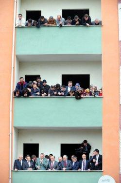 Başbakan Cuma çıkışı balkona çıktı - Resim 1