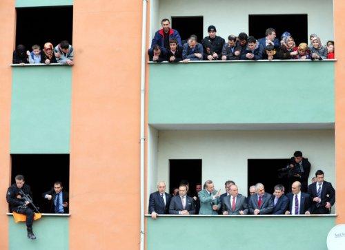 Başbakan Cuma çıkışı balkona çıktı - Resim 2