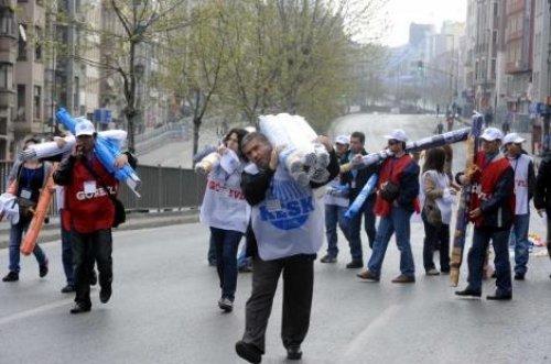 Taksim'de kalabalık kadraja sığmadı - Resim 1