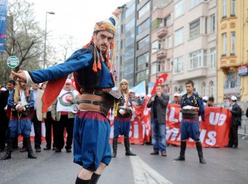 Türkiye'den ve dünyadan 1 Mayıs kareleri - Resim 104