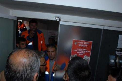 İşçiler CHP binasını bastı - Resim 8