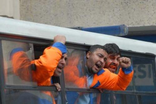 İşçiler CHP binasını bastı - Resim 12