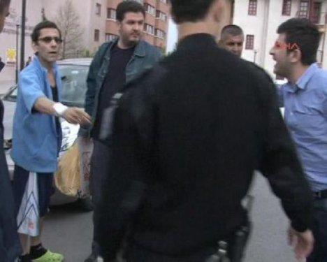 Peker Açıkalın taburcu oldu gazetecilere saydırdı