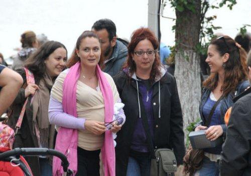 Ceyda Düvenci kızını böyle taşıyor - Resim 4