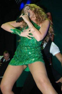 Yıldızlı geceye Hadise'den seksi şov