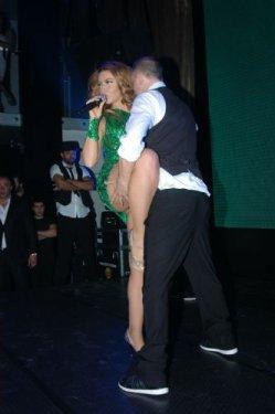 Yıldızlı geceye Hadise'den seksi şov