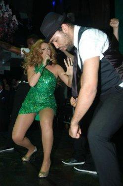 Yıldızlı geceye Hadise'den seksi şov