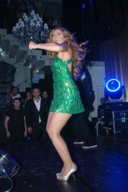 Yıldızlı geceye Hadise'den seksi şov