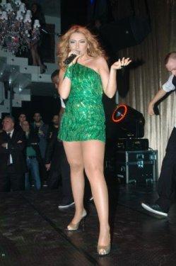 Yıldızlı geceye Hadise'den seksi şov