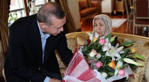 Erdoğan annesi Tenzile Erdoğan'ın anneler gününü kutladı