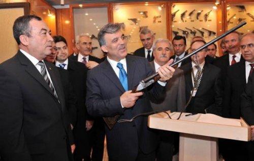 Cumhurbaşkanı Gül silah kuşandı - Resim 1