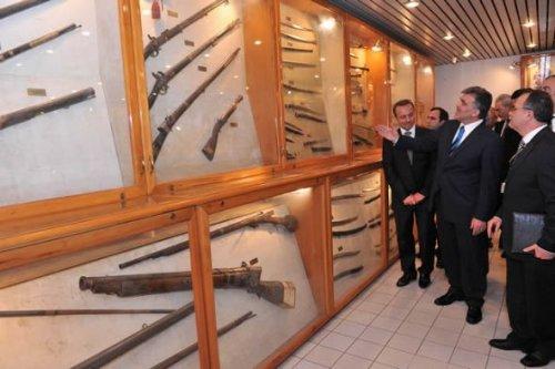 Cumhurbaşkanı Gül silah kuşandı - Resim 15