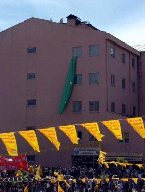 Belediye binasına PKK bayrağı