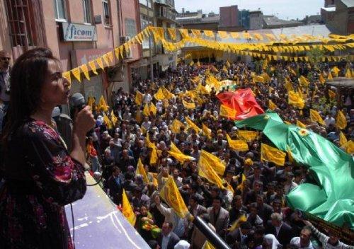 Belediye binasına PKK bayrağı