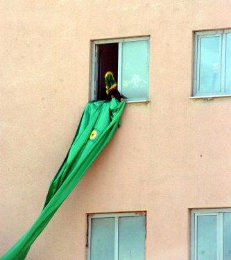 Belediye binasına PKK bayrağı