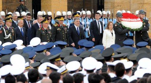 Liderler Bayram'da da gergin - Resim 1