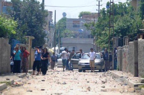 Çocuk yüzünden sokakta meydan savaşı: 3'ü polis 13 yaralı - Resim 10