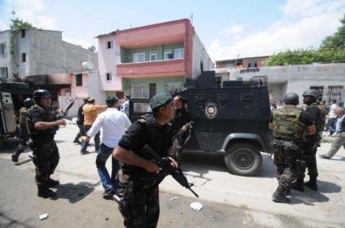 Çocuk yüzünden sokakta meydan savaşı: 3'ü polis 13 yaralı - Resim 16