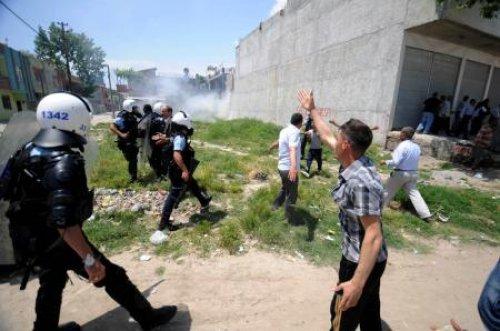Çocuk yüzünden sokakta meydan savaşı: 3'ü polis 13 yaralı - Resim 4