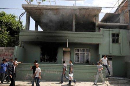 Çocuk yüzünden sokakta meydan savaşı: 3'ü polis 13 yaralı - Resim 15