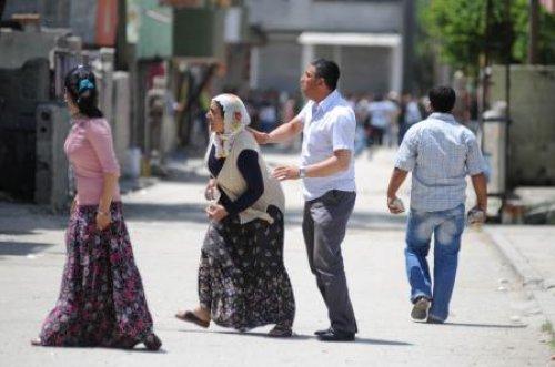 Çocuk yüzünden sokakta meydan savaşı: 3'ü polis 13 yaralı - Resim 5