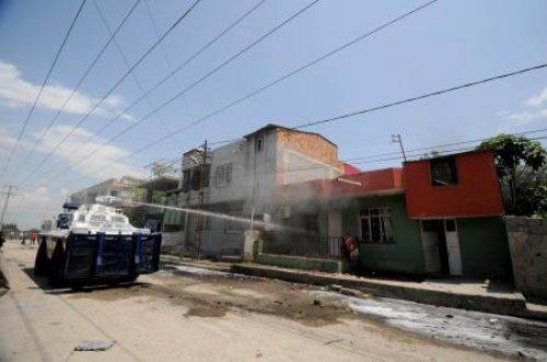 Çocuk yüzünden sokakta meydan savaşı: 3'ü polis 13 yaralı - Resim 12