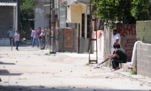 Çocuk yüzünden sokakta meydan savaşı: 3'ü polis 13 yaralı - Resim 3