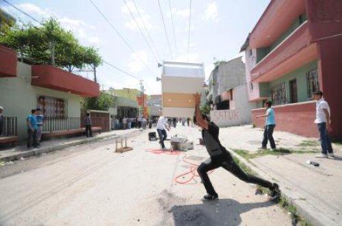 Çocuk yüzünden sokakta meydan savaşı: 3'ü polis 13 yaralı - Resim 17