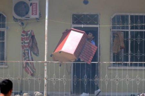 Çocuk yüzünden sokakta meydan savaşı: 3'ü polis 13 yaralı - Resim 18