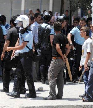 Çocuk yüzünden sokakta meydan savaşı: 3'ü polis 13 yaralı - Resim 11